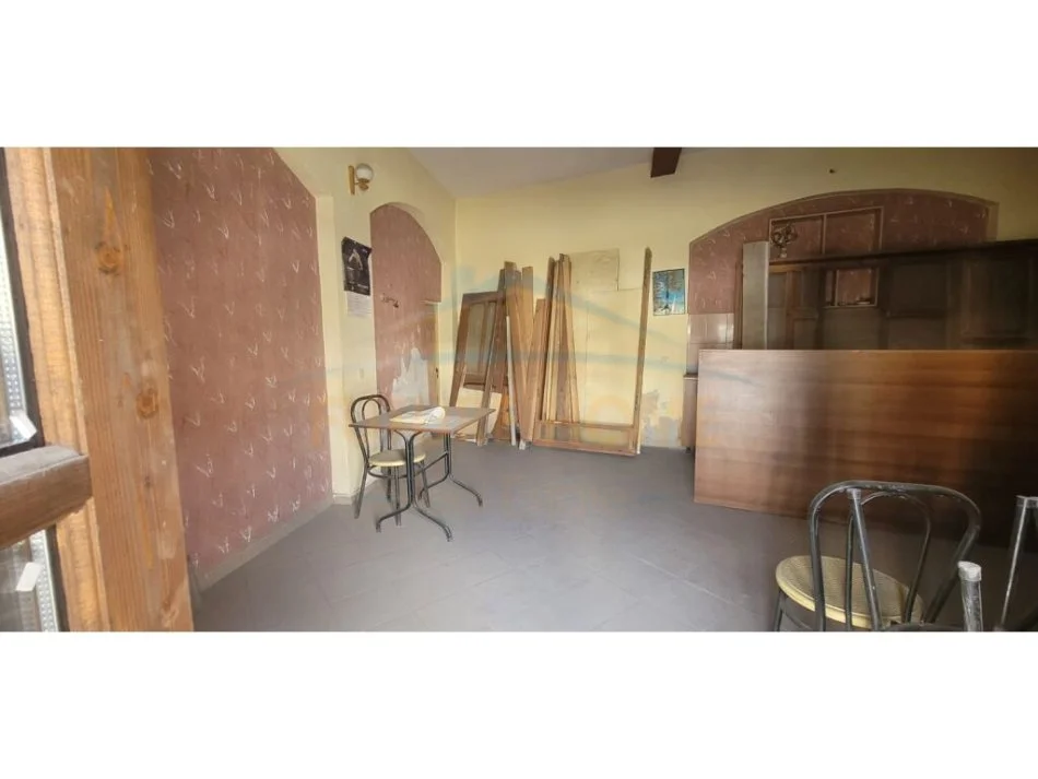 Korce, shitet ambjent biznesi Kati 2, 186 m² 100.000 € (Pazari i vjetër, Korçë)