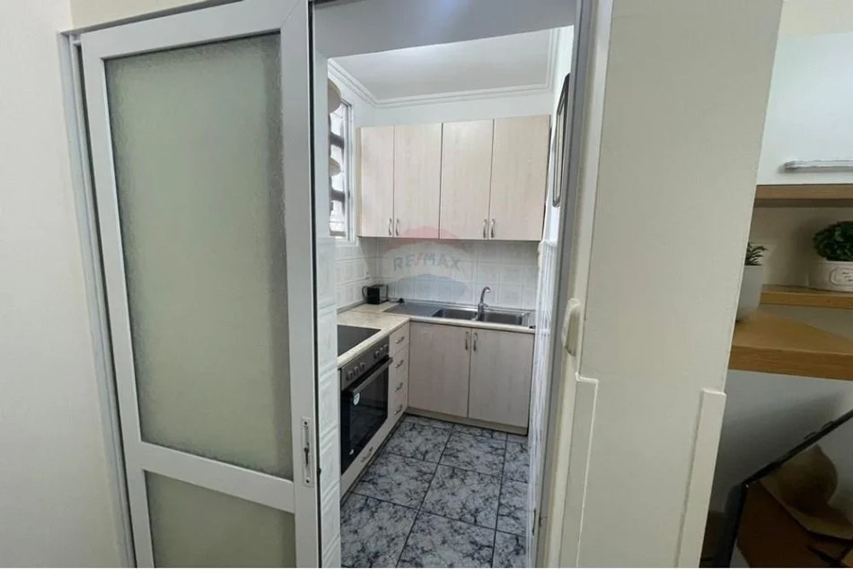 Tirane, jepet me qera apartament 2+1+Ballkon Kati 4, 88 m² 600 € (Pazari i Ri)