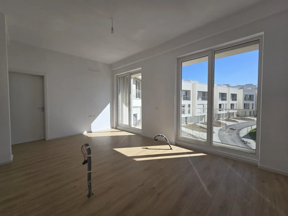 Tirane, shes vile 3 Katshe , 196 m² ndertim + 124m² oborr 39.000.000 Lek (Farke Sauk)