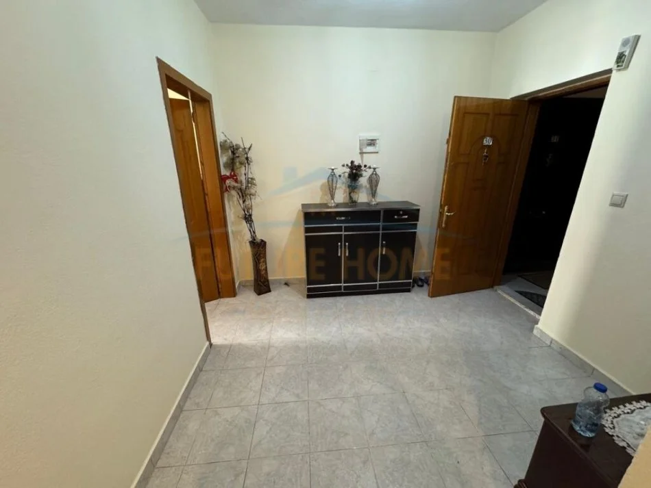 Korce, shitet apartament 2+1+Ballkon Kati 4, 90 m² 60.000 € (Lagjia 7, Korçë)