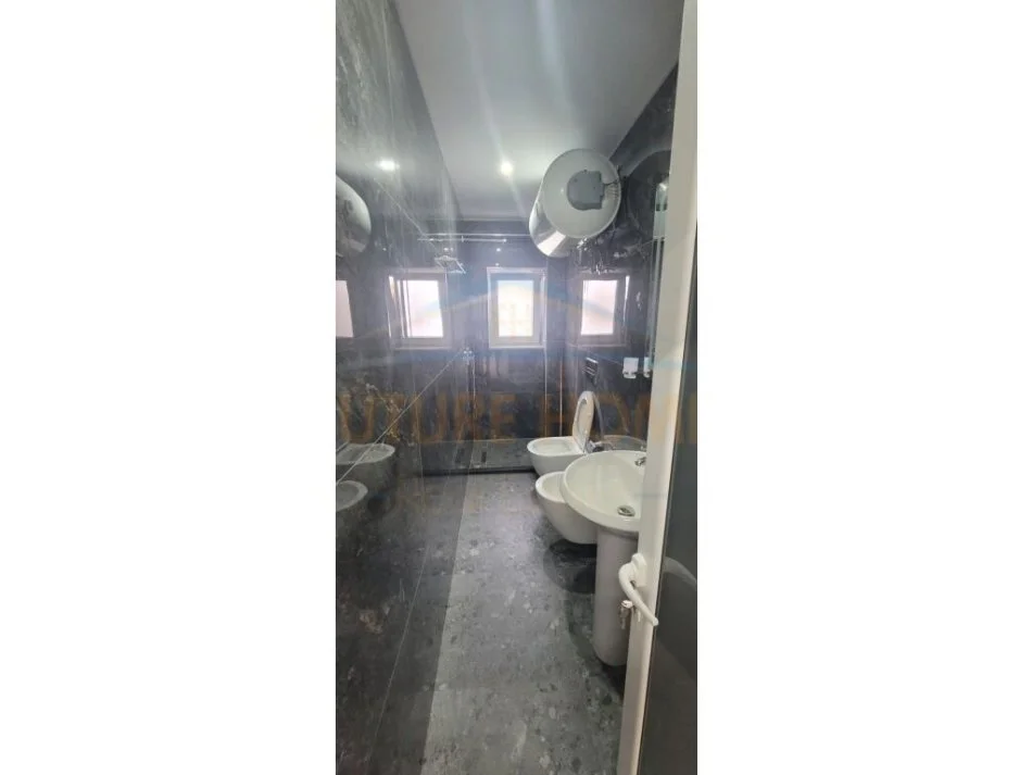 Korce, jepet me qera apartament 1+1+Ballkon Kati 3, 71 m² 350 € (Bulevard Republika, Korçë)