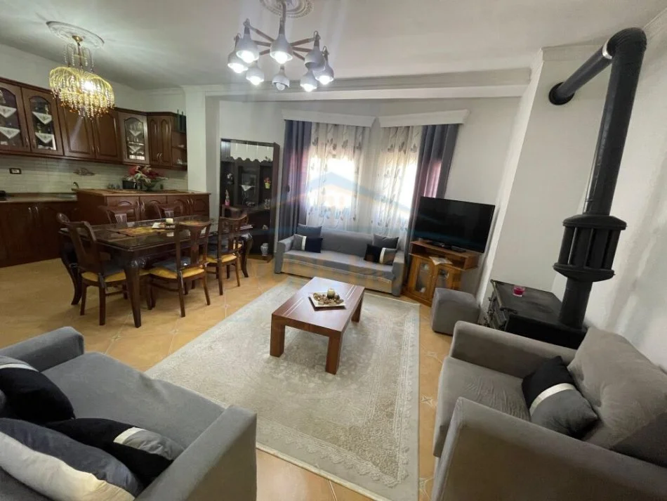 Korce, jepet me qera apartament 2+1 Kati 2, 80 m² 300 € (Lagjia 3, Korçë)