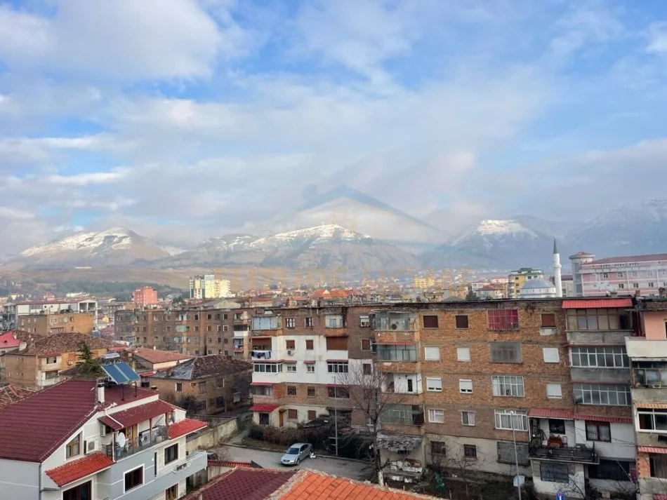 Korce, shitet apartament 2+1+Ballkon Kati 4, 130 m² 52.000 € (Lagjia 16, Korçë)