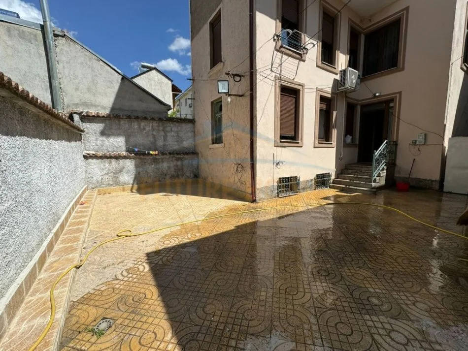 Korce, jepet me qera apartament 1+1 Kati 2, 80 m² 300 € (Bulevard Republika)