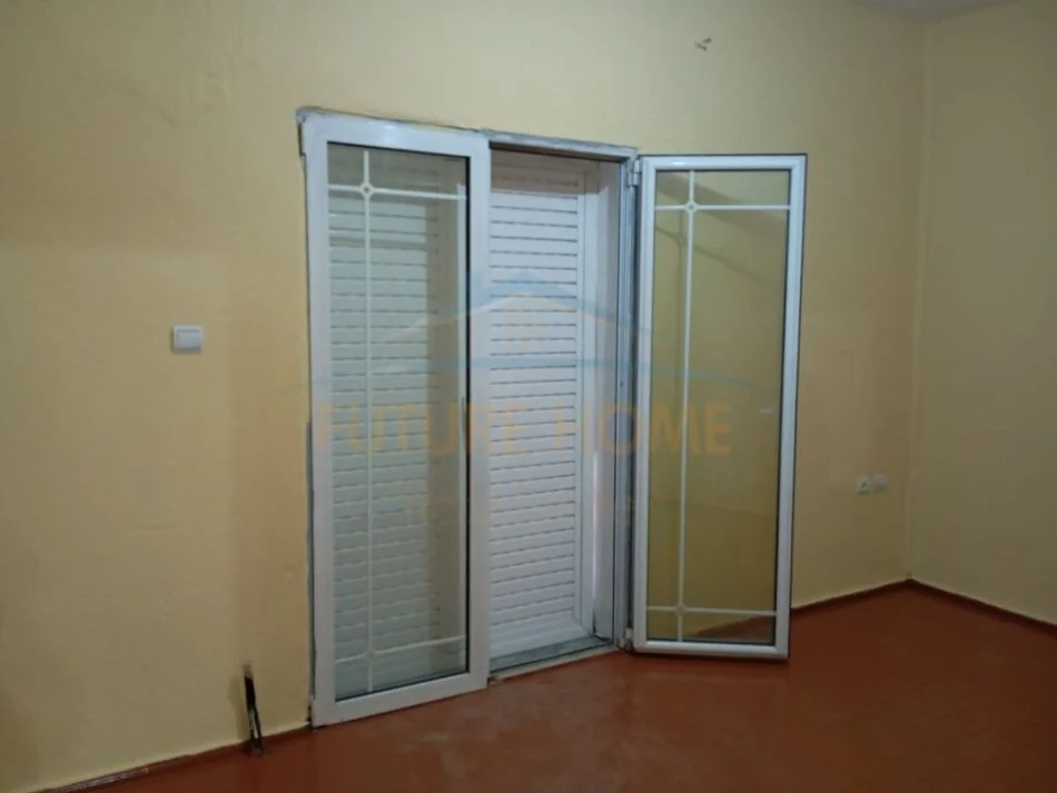 Korce, jepet me qera apartament 3+1 Kati 1, 140 m² 300 € (Lagjia 4)