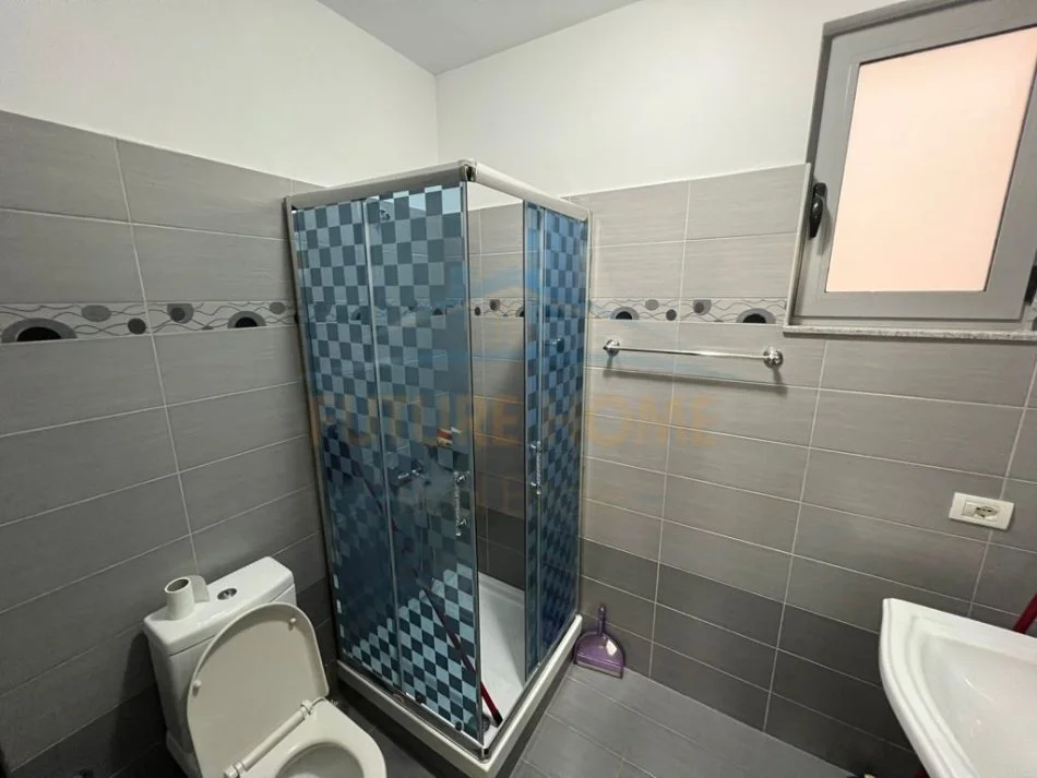 Korce, jepet me qera apartament 2+1+Ballkon Kati 7, 124 m² 350 € (Terminali i Autobuzave, Korçë)