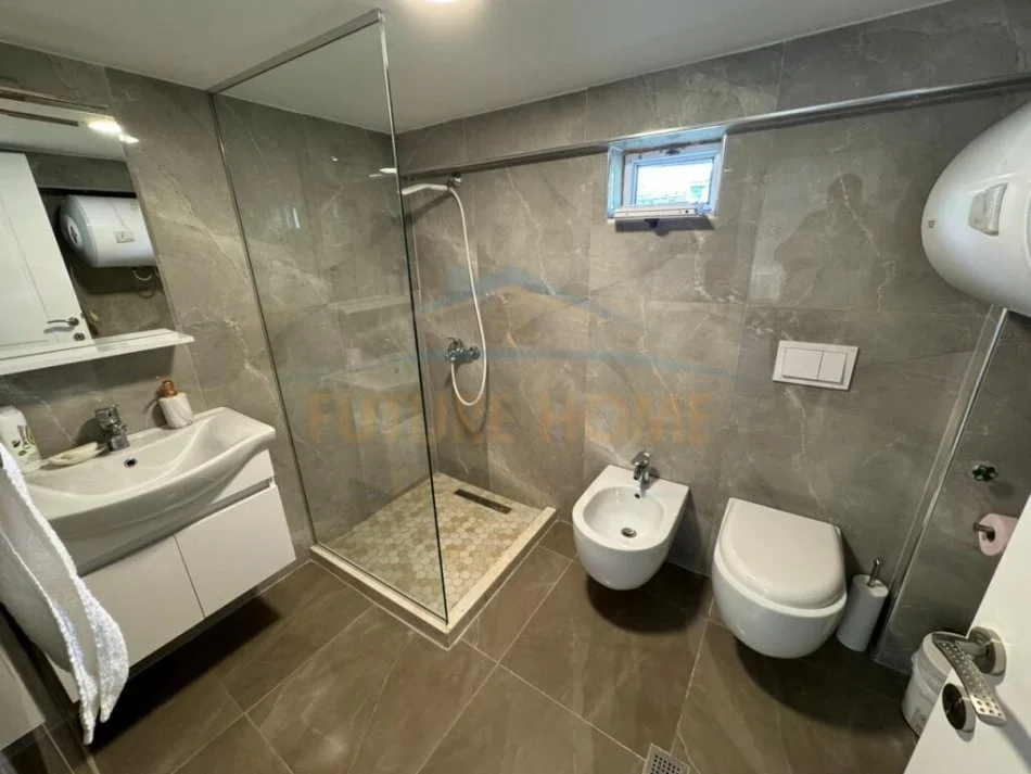 Korce, jepet me qera apartament 2+1+Ballkon Kati 1, 100 m² 250 € (Km 5 Korçë - Pogradec (Biranj))