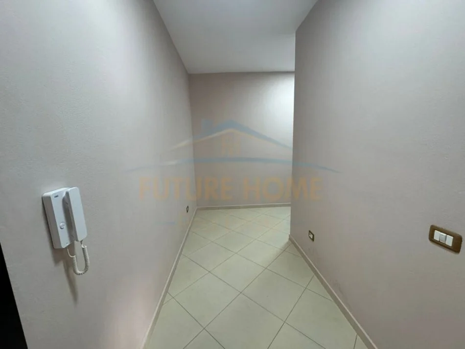 Korce, jepet me qera apartament 1+1+Ballkon Kati 3, 80 m² 300 € (Lagjia 9)