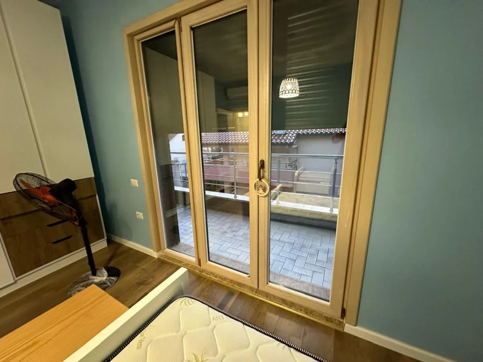 Tirane, jepet me qera Vile 2+1+Aneks+Ballkon Kati 3, 113 m² 600 € (Rruga Elbasani)