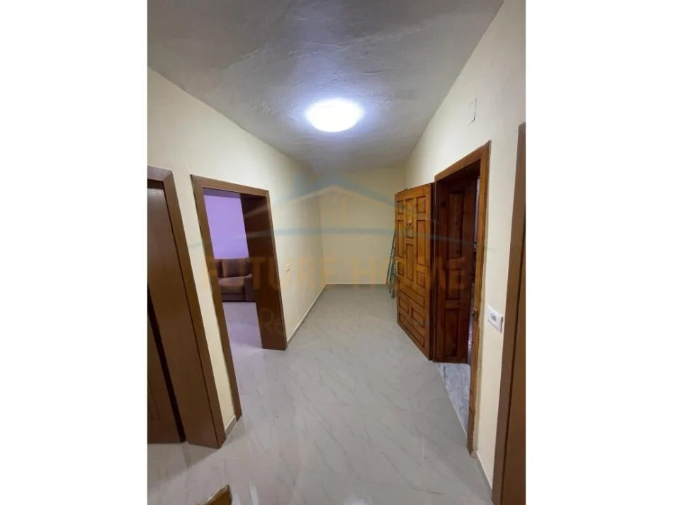 Korce, shitet apartament 2+1+Ballkon Kati 5, 80 m² 36.000 € (Lagjia 4, Korçë)