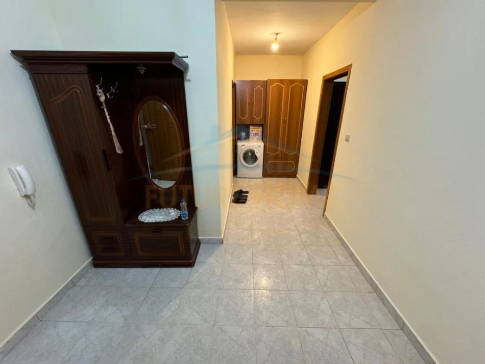 Korce, shitet apartament 2+1+Ballkon Kati 4, 90 m² 60.000 € (Lagjia 7, Korçë)