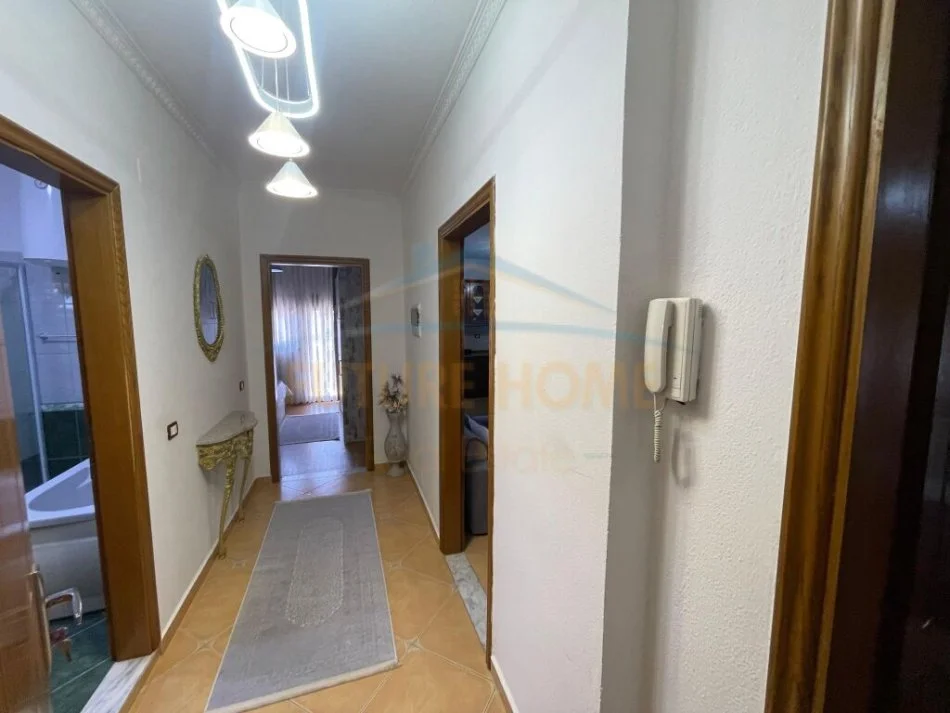 Korce, jepet me qera apartament 2+1 Kati 2, 80 m² 300 € (Lagjia 3, Korçë)