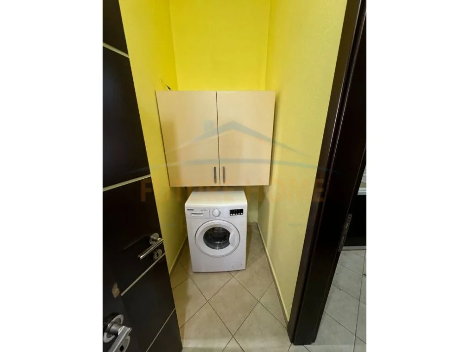 Korce, jepet me qera apartament 1+1 Kati 2, 80 m² 300 € (Bulevard Republika)
