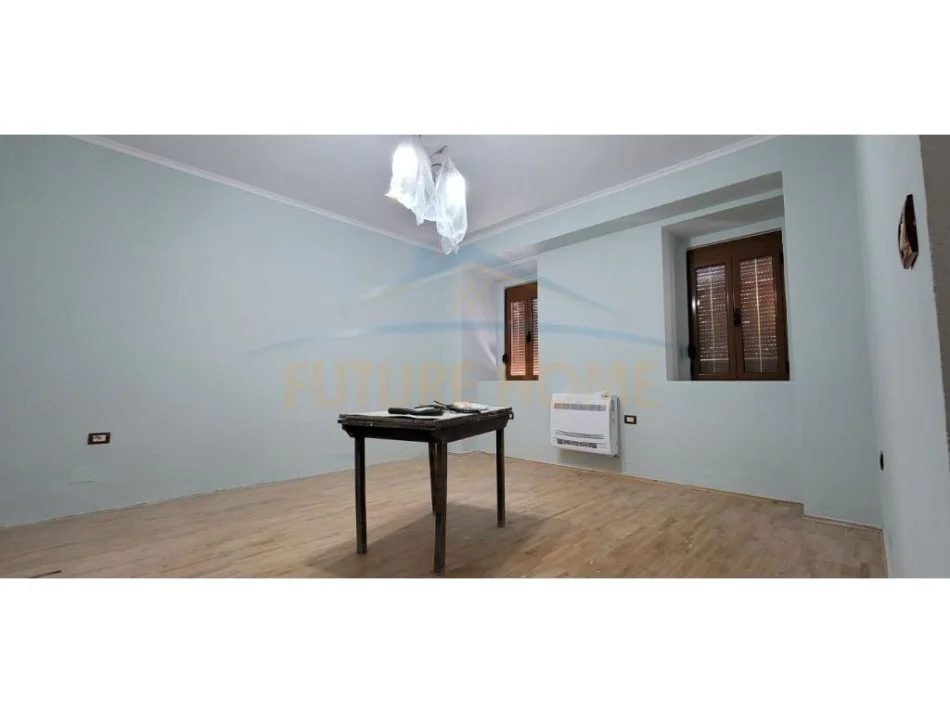 Korce, jepet me qera apartament 3+1 Kati 1, 600 € (Lagjia 12)