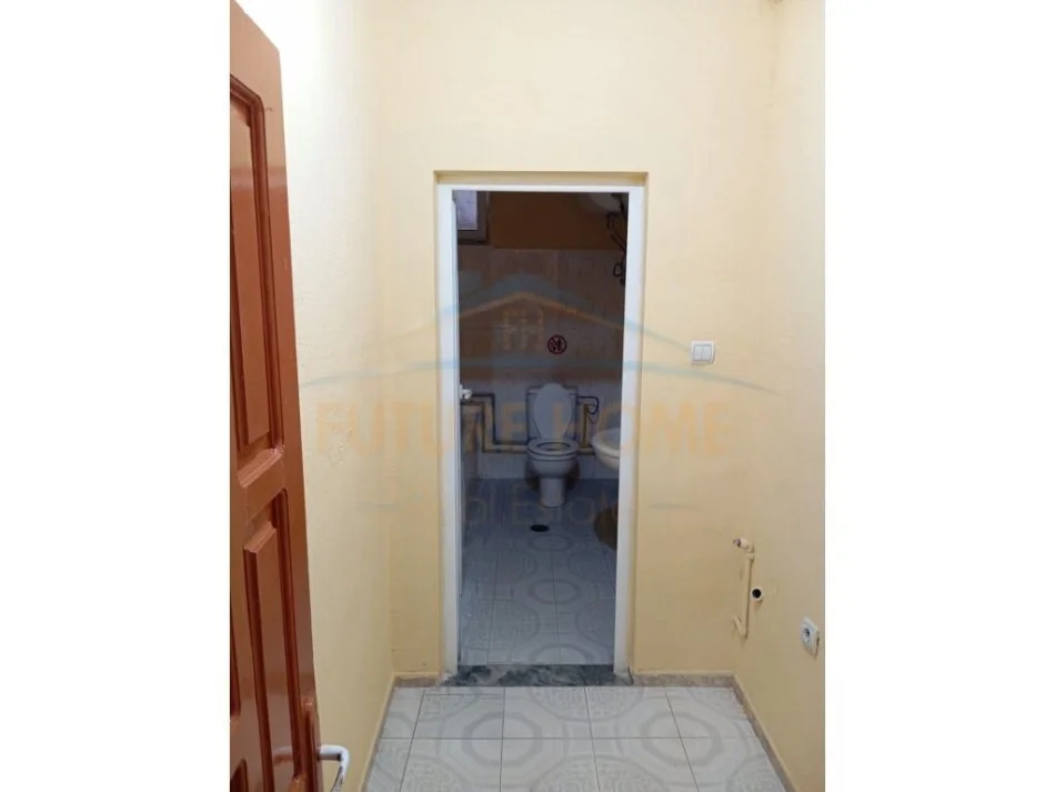 Korce, jepet me qera apartament 3+1 Kati 1, 140 m² 300 € (Lagjia 4)