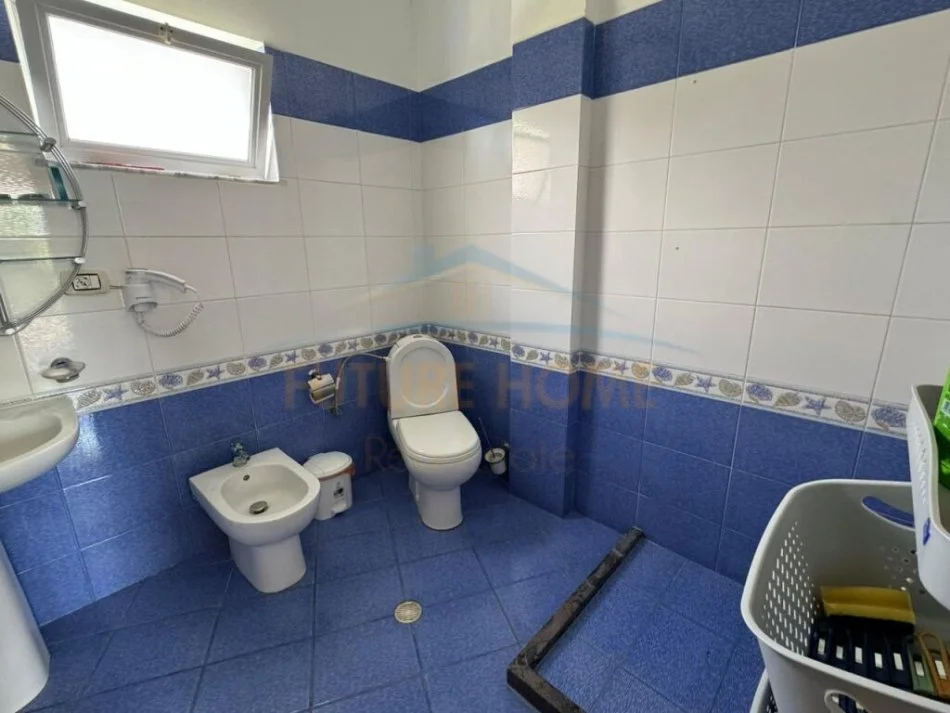 Korce, jepet me qera apartament 2+1+Ballkon Kati 2, 100 m² 250 € (Km 5 Korçë - Pogradec (Biranj))