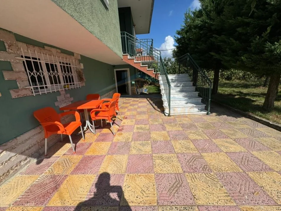 Korce, jepet me qera apartament 2+1+Ballkon Kati 1, 100 m² 250 € (Km 5 Korçë - Pogradec (Biranj))
