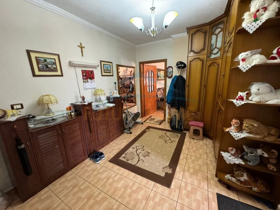 Korce, shitet apartament Kati 5, 128 m² 90.000 € (Lagjia 8)