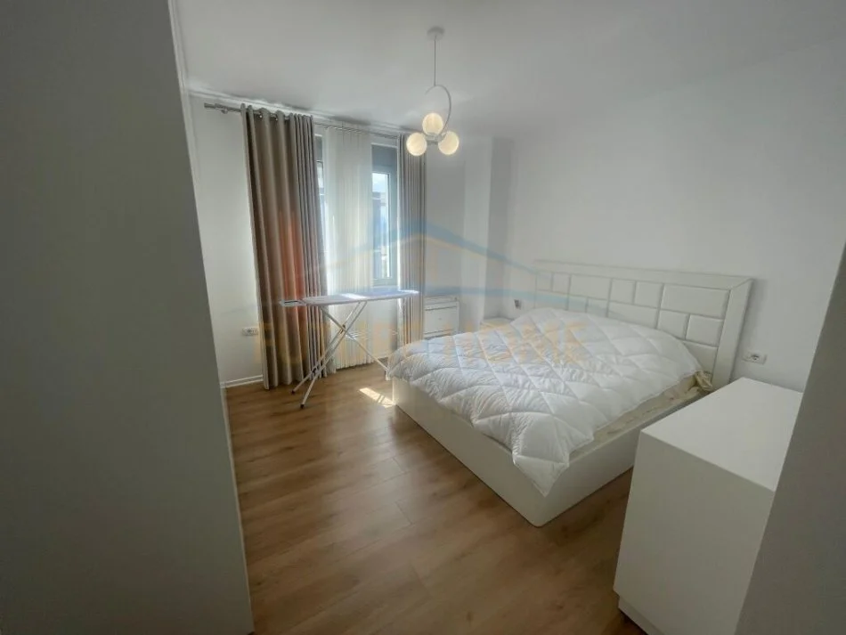 Korce, jepet me qera apartament 2+1 Kati 7, 126 m² 500 € (Terminali)