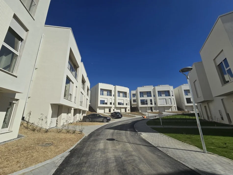 Tirane, shes vile 3 Katshe , 196 m² ndertim + 124m² oborr 39.000.000 Lek (Farke Sauk)