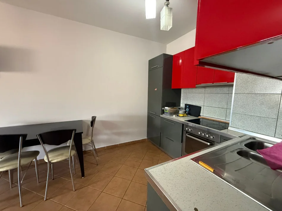 Tirane, jepet me qera apartament 1+1+Ballkon Kati 6, 75 m² 450 € (Xhanfize keko)