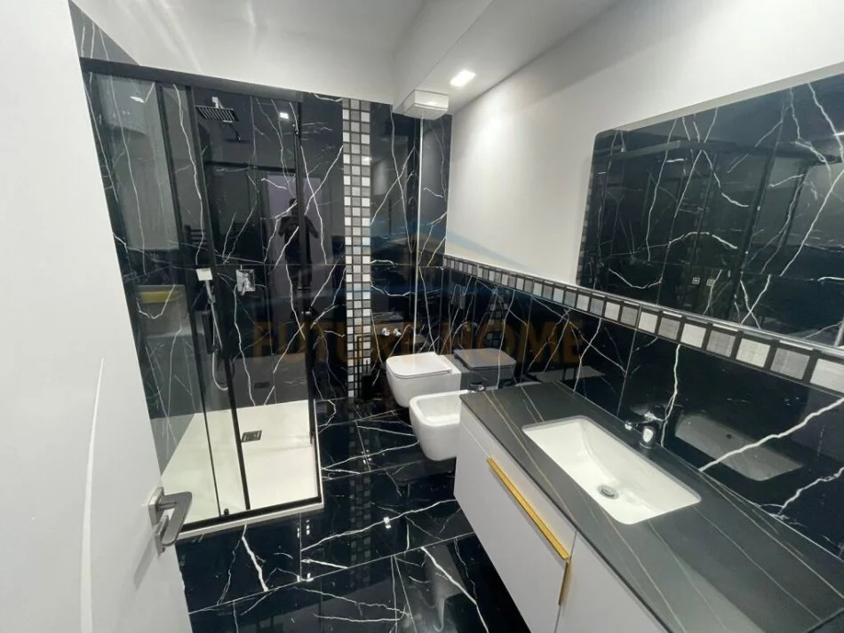 Korce, shitet apartament 3+1+Ballkon Kati 3, 115 m² 180.000 € (Terminali, Korce)