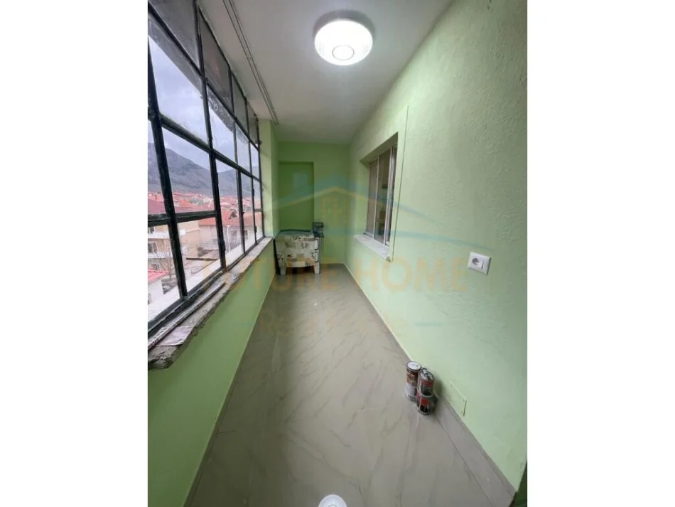 Korce, shitet apartament 2+1+Ballkon Kati 5, 80 m² 36.000 € (Lagjia 4, Korçë)