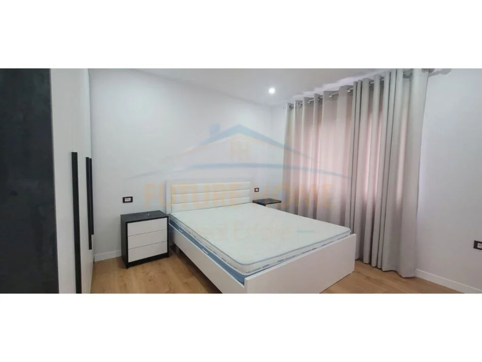 Korce, jepet me qera apartament 1+1+Ballkon Kati 3, 71 m² 350 € (Bulevard Republika, Korçë)