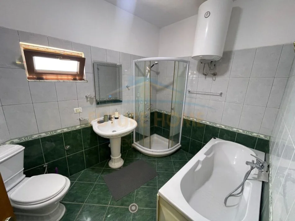 Korce, jepet me qera apartament 2+1 Kati 2, 80 m² 300 € (Lagjia 3, Korçë)