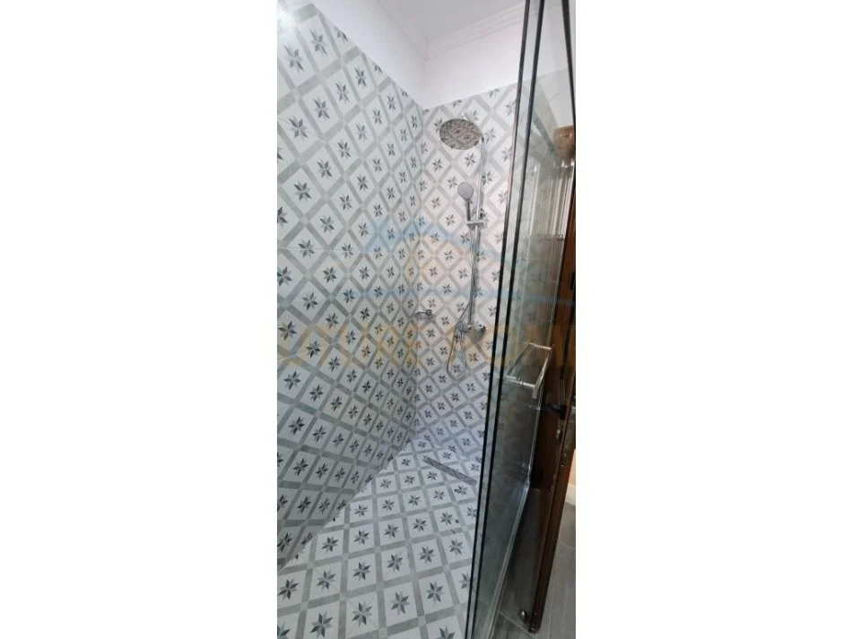 Korce, jepet me qera apartament 3+1 Kati 1, 600 € (Lagjia 12)