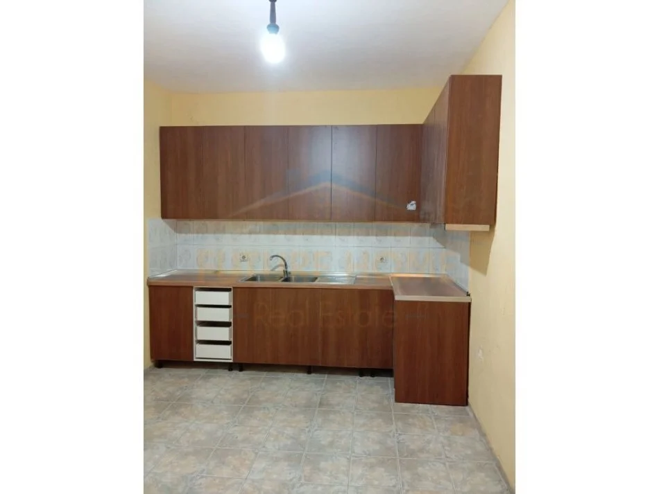 Korce, jepet me qera apartament 3+1 Kati 1, 140 m² 300 € (Lagjia 4)