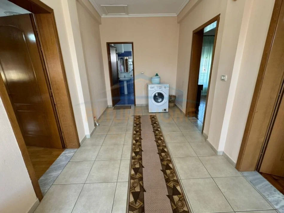 Korce, jepet me qera apartament 2+1+Ballkon Kati 2, 100 m² 250 € (Km 5 Korçë - Pogradec (Biranj))