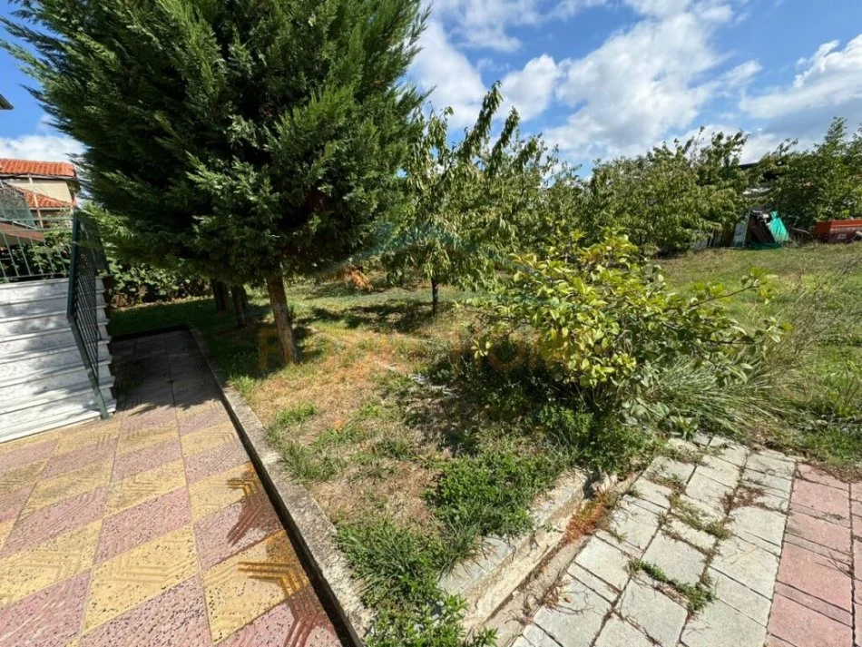 Korce, jepet me qera apartament 2+1+Ballkon Kati 1, 100 m² 250 € (Km 5 Korçë - Pogradec (Biranj))