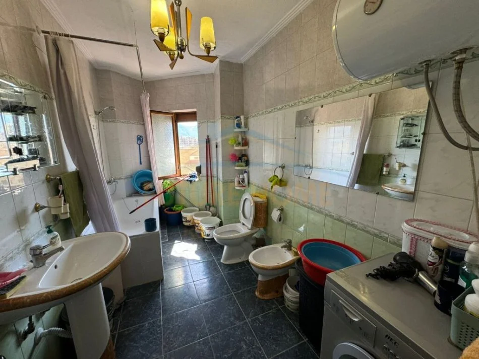 Korce, shitet apartament Kati 5, 128 m² 90.000 € (Lagjia 8)