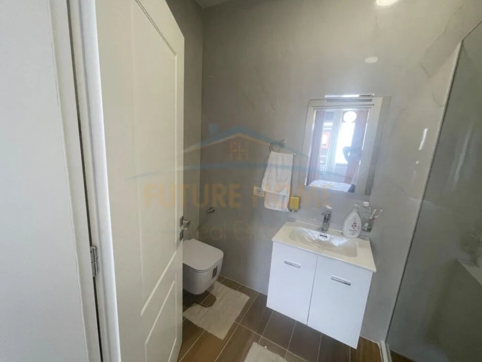 Korce, jepet me qera apartament 2+1 Kati 7, 126 m² 500 € (Terminali)