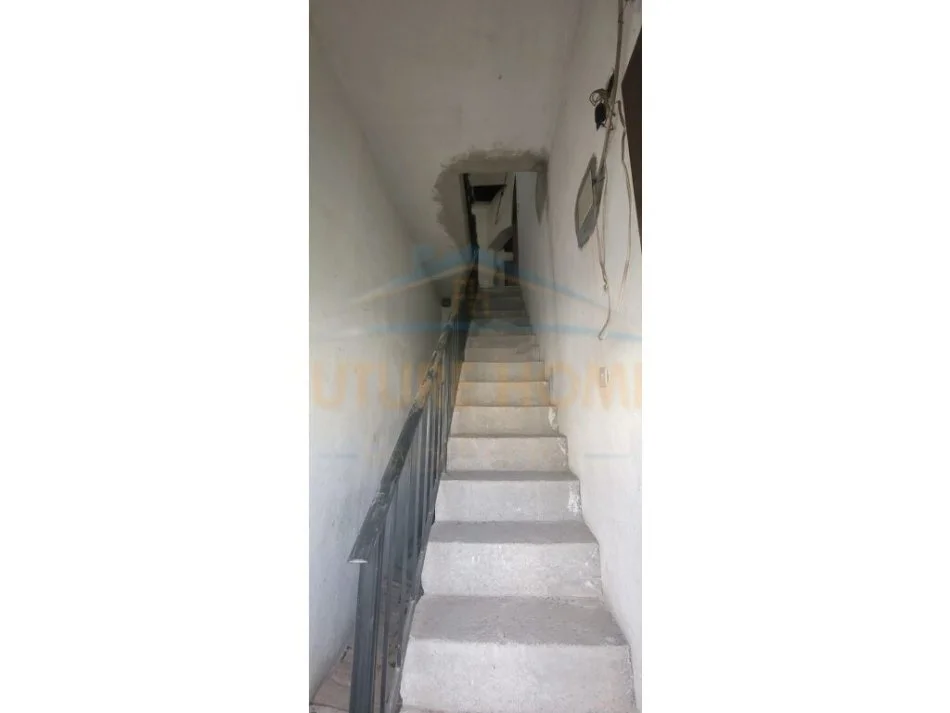 Korce, shitet ambjent biznesi Kati 2, 186 m² 100.000 € (Pazari i vjetër, Korçë)