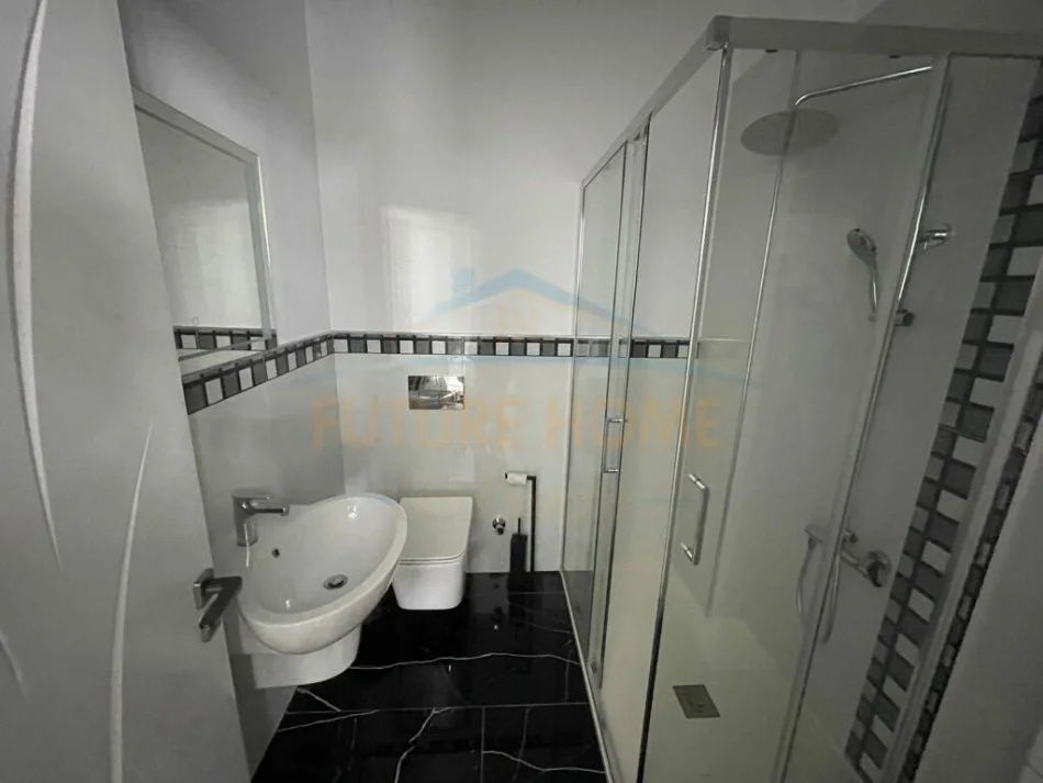 Korce, shitet apartament 3+1+Ballkon Kati 3, 115 m² 180.000 € (Terminali, Korce)