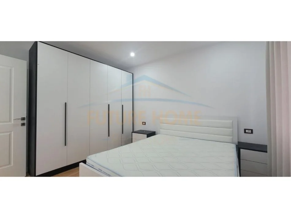 Korce, jepet me qera apartament 1+1+Ballkon Kati 3, 71 m² 350 € (Bulevard Republika, Korçë)