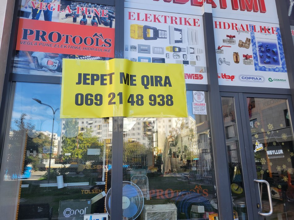 Tirane, jepet me qera dyqan Kati 0, 60 m² 800 € (Rruga 3 Deshmoret, perballe vodafonit, yzberisht Tirane)