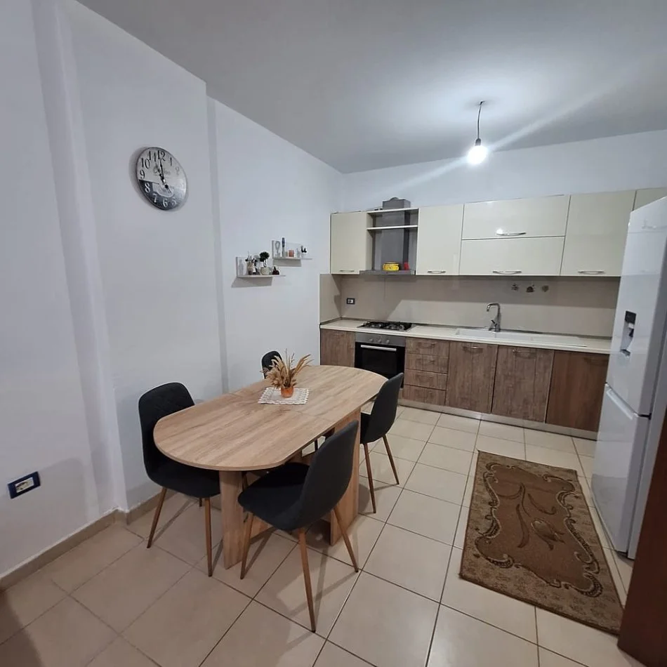 Tirane, jepet me qera apartament 2+1+Ballkon Kati 2, 82 m² 450 € (Besim Alla)