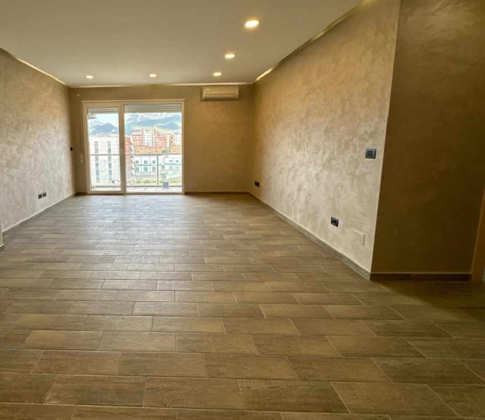 Tirane, shes apartament 4+1+Ballkon Kati 7, 153 m² 260.000 € (ali demi)