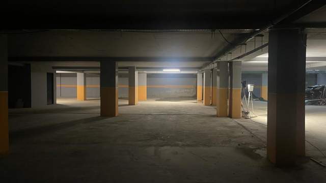 Tirane, jepet me qera post parkimi 22 m²  (Rruga e Kavajes, kompleksi Square 21)