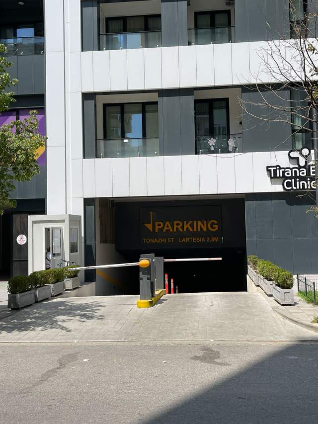 Tirane, jepet me qera post parkimi 22 m²  (Rruga e Kavajes, kompleksi Square 21)