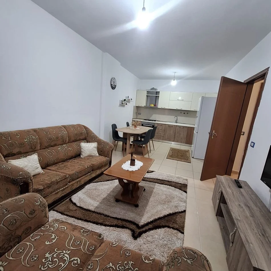 Tirane, jepet me qera apartament 2+1+Ballkon Kati 2, 82 m² 450 € (Besim Alla)