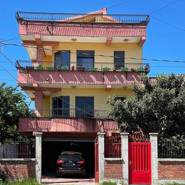 Tirane, jap me qera ambjent biznesi Kati 0, 546 m² 3.800 Euro (Rruga TRE DESHMORET, mbas Spitalit Amerikan 3)