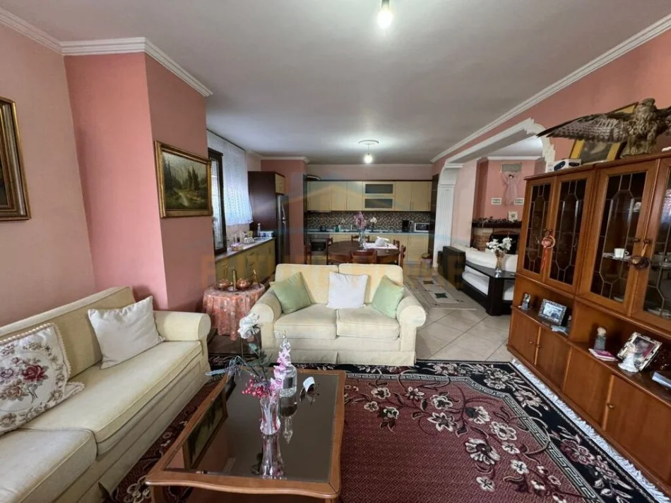 Korce, shitet apartament 2+1 Kati 3, 127 m² 110.000 € (Trekëndëshi, Korçë)