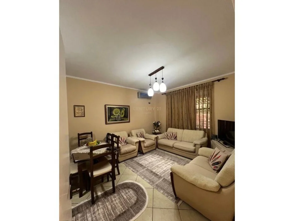Tirane, jepet me qera apartament 2+1 Kati 1, 95 m² 450 € 