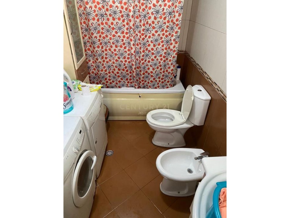 Tirane, jepet me qera apartament 1+1+Ballkon Kati 1, 78 m² 500 € 