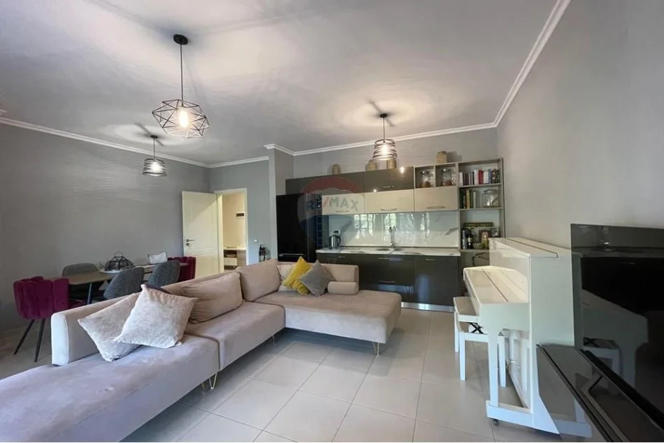 Tirane, jepet me qera apartament 2+1+Aneks+Ballkon Kati 5, 100 m² 500 € 