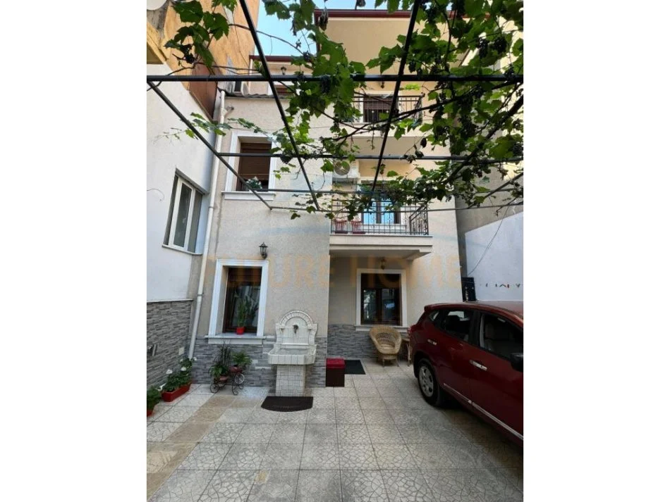 Korce, shitet hotel Kati 0, 125 m² 180.000 € (Pranë Pazarit, Korçë.)